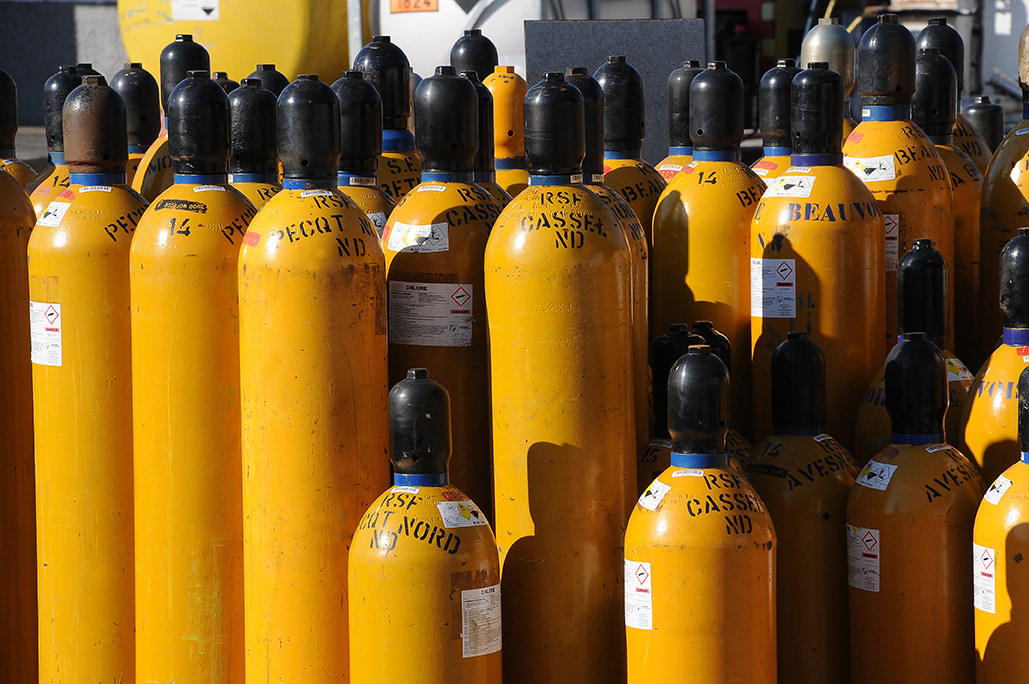Ejemplo de botellas de cloro en el exterior.